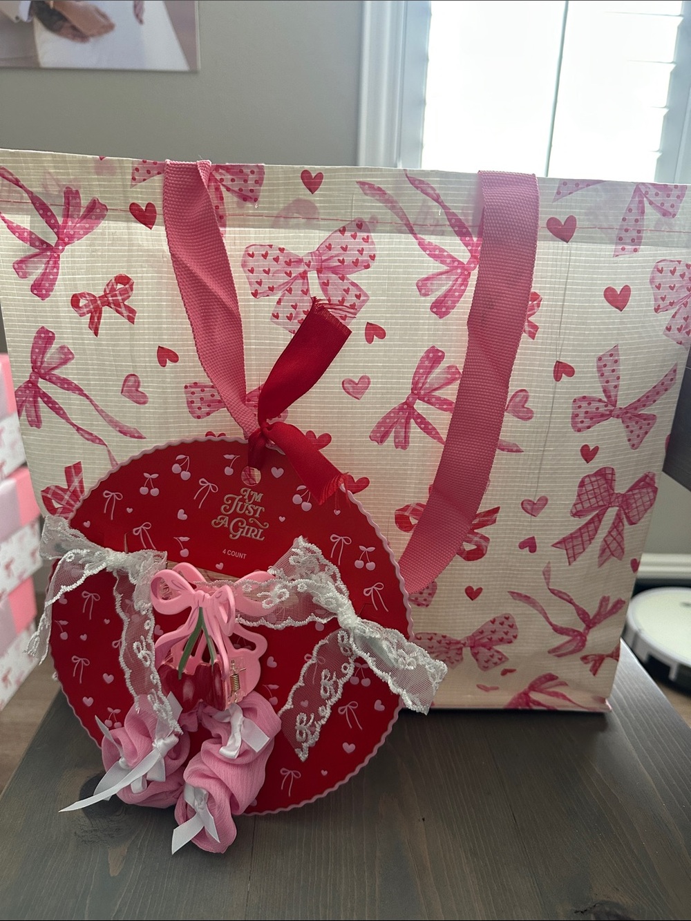 Pink Bow Print Gift Bag with 4 count hair clips
